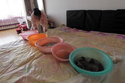 沁水楼上漏水，住户失联，小区没物管，业主维权难！律师来支招……